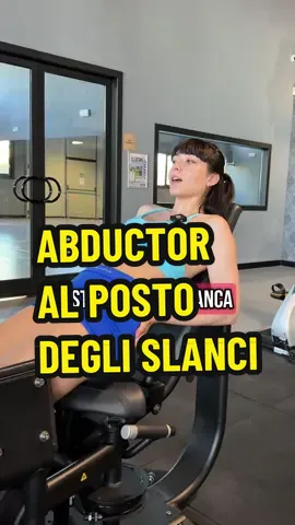 A post by @gaia_personal_trainer on TikTok caption: Abductor machine, esecuzione per la parte alta del gluteo 🩷 Coaching innovativo sul mio profilo ✨ #kickbacks #slanciaicavi #glutesworkout #allenamentoglutei slanci ai cavi allenamento parte alta gluteo 