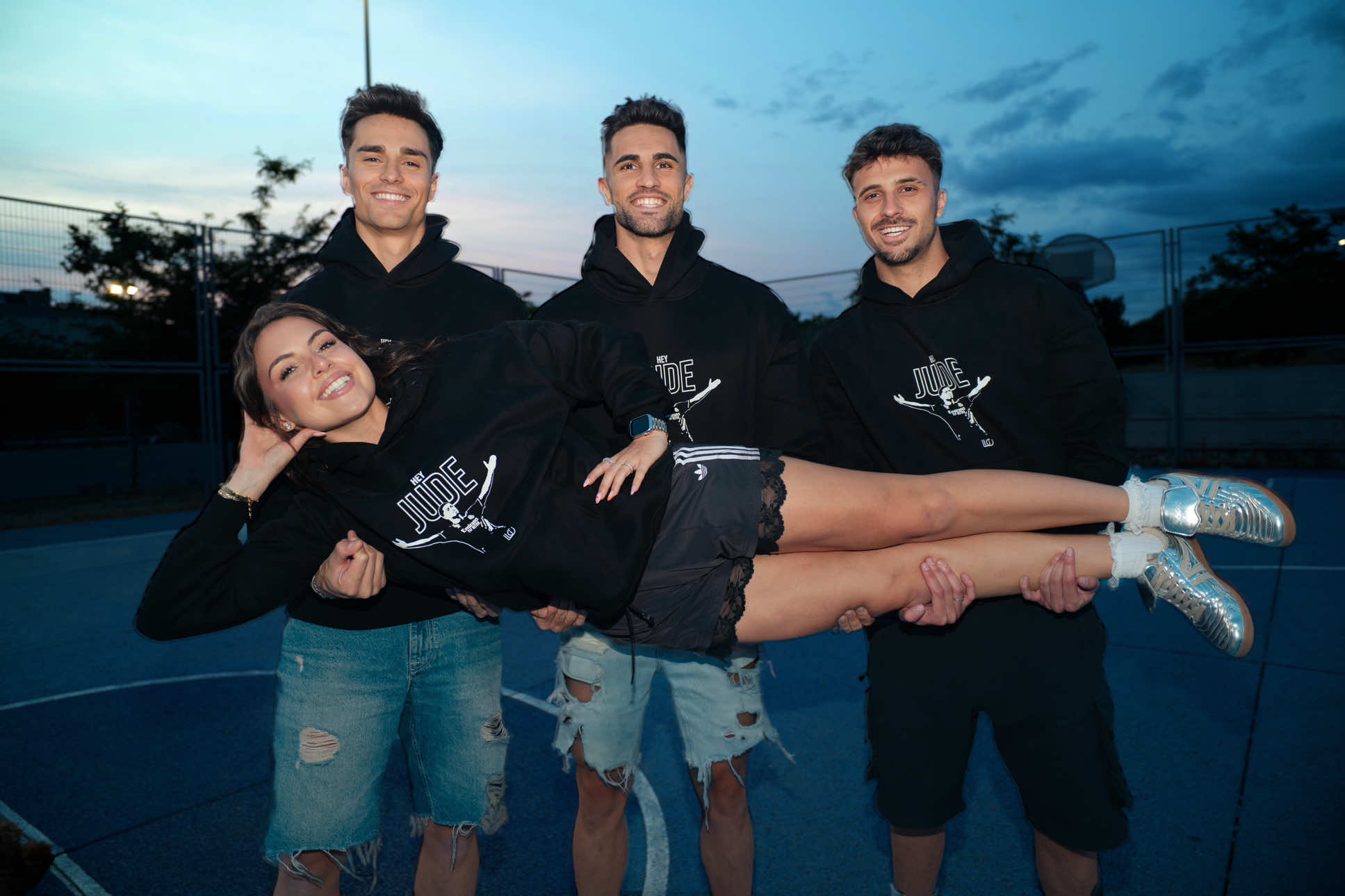 A post by @lucii_lba on TikTok caption: Como Jude😜😎 NUEVA ROPA🖤💥 @bylucii_ 👈🏼 link en mi BIO de la sudadera