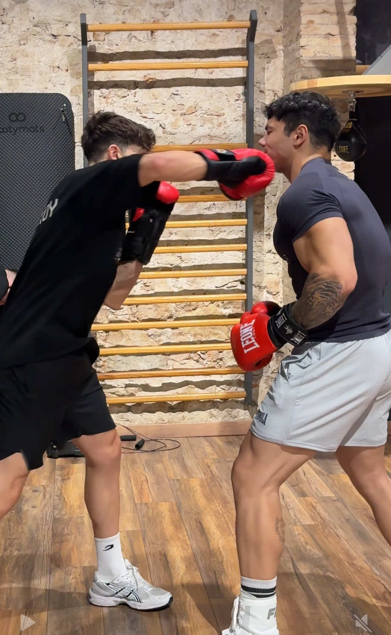 A post by @andoonig on TikTok caption: Cuidado con las fintas @victormelida #gym #fitness 