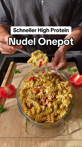 A post by @fitness.compani0n on TikTok caption: 125g Eiweiß - Kalorienarmer Nudel Onepot 🍝🔥 Aus Prep & Protein Episode 9 ✅ Teile das Rezept mit deinen Freunden & Speicher es dir direkt ab, damit du es später nicht suchen musst 💾 Proteinreich ✅ Schnell & Einfach ✅  Extrem Lecker ✅ Meal Prep geeignet ✅ 🔹Nährwerte (1 Portion): 510 kcal 62,5g 34g KH 13g Fett  🔹Zutaten (2 Portionen): - 100g Linsennudeln - 125g Lught Mozzarella  - 150g Cherry Tomaten - 200g Zucchini - 225g Hühnchen  - 70g Light Käse  . . . #rezepte #rezeptideen #auflauf #proteine #eiweiß #schnellerezepte 