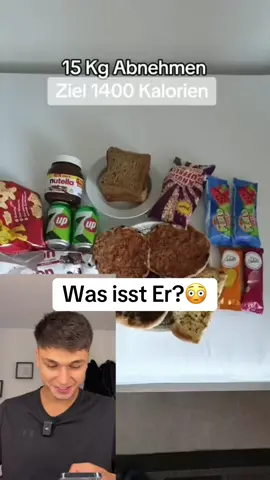 A post by @helloatakan on TikTok caption: Was sagt ihr?😂❤️ 1 jahr her…#helloatakan #fitness #gym #ernährung #diät #abnehmen #sport #reaktion #training #gesundheit #ernährungstipps 