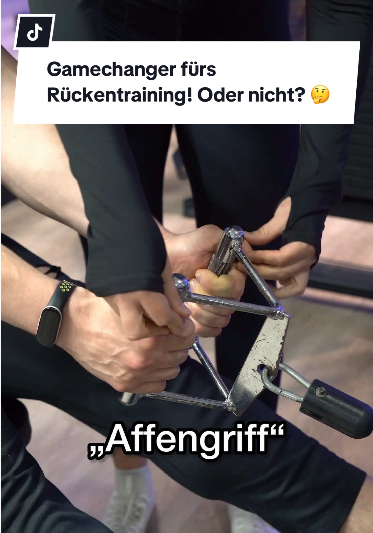 A post by @kaygedan on TikTok caption: Gamechanger fürs Rückentraining! Oder nicht? 🤔🧐 #muskelaufbau #fitnesstips #gymtips #fitness #backworkout 
