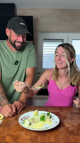 A post by @kiki_ajmo on TikTok caption: Griechische gefüllte Zucchini mit Zitronensabayon Auf Griechisch heißt das: Kolokithakia gemista me avgolemono Zutaten für die gefüllten Zucchini: 	•	600 g gemischtes Hackfleisch 	•	100 g Risotto-Reis 	•	500 ml Wasser oder Rinderbrühe 	•	2 Knoblauchzehen 	•	1 Zwiebel 	•	1 Karotte 	•	Salz und Pfeffer 	•	3 EL frischer Dill 	•	3 EL frische Petersilie 	•	Schale einer Zitrone 	•	Saft einer Viertel Zitrone Zutaten für die Zitronensabayon (Avgolemono): 	•	1 ganzes Ei 	•	Saft der restlichen Zitrone 	•	Etwas Sud aus dem Zucchini-Topf ⸻ Zubereitung: Hackfleisch wie im Video vorbereiten. Alles zusammen mit Reis, Kräutern und Gewürzen vermengen. Die Mischung in die ausgehöhlten Zucchini füllen. In einem Topf mit Brühe oder Wasser ca. 30 Minuten bei geschlossenem Deckel köcheln – bis der Reis leicht weich ist. Zum Schluss die Zitronensabayon anrühren: Ei und Zitronensaft verquirlen, dann langsam mit etwas heißem Sud aus dem Topf angleichen (temperieren), bis die Sauce cremig wird – aber nicht stockt. Über die Zucchini geben, servieren und genießen.