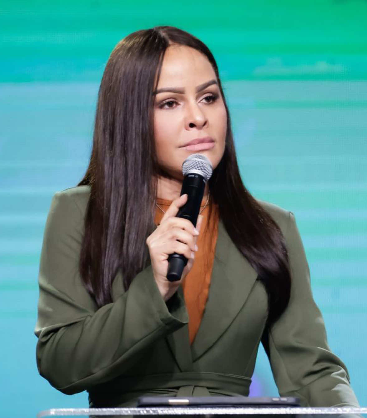 A post by @yeseniathenoficial on TikTok caption: AUNQUE NO TENGAS NADA, APRENDE A RESISTIR‼️🥺  #yeseniathen #dios #parati #tiktok #palabra 