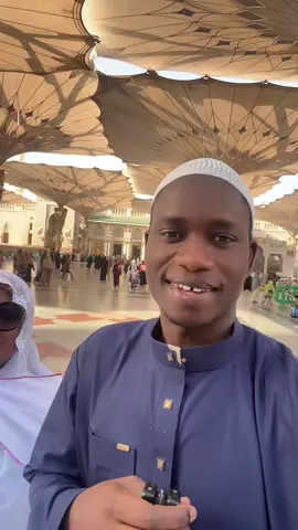 A post by @pa_assane_senegal on TikTok caption: Aka bah sunu yaye dji ❤️🥰 la maman américaine #oumra #coran #islam #muslim 