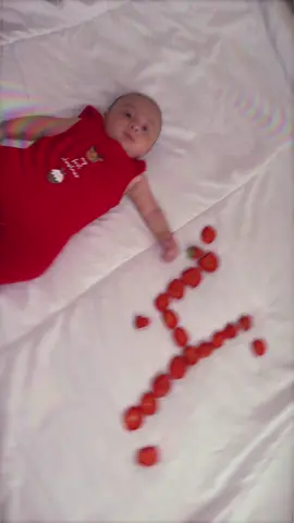 A post by @amalia14_1 on TikTok caption: La multe lunițe îngerașul meu mic🍓❤️ #4months 
