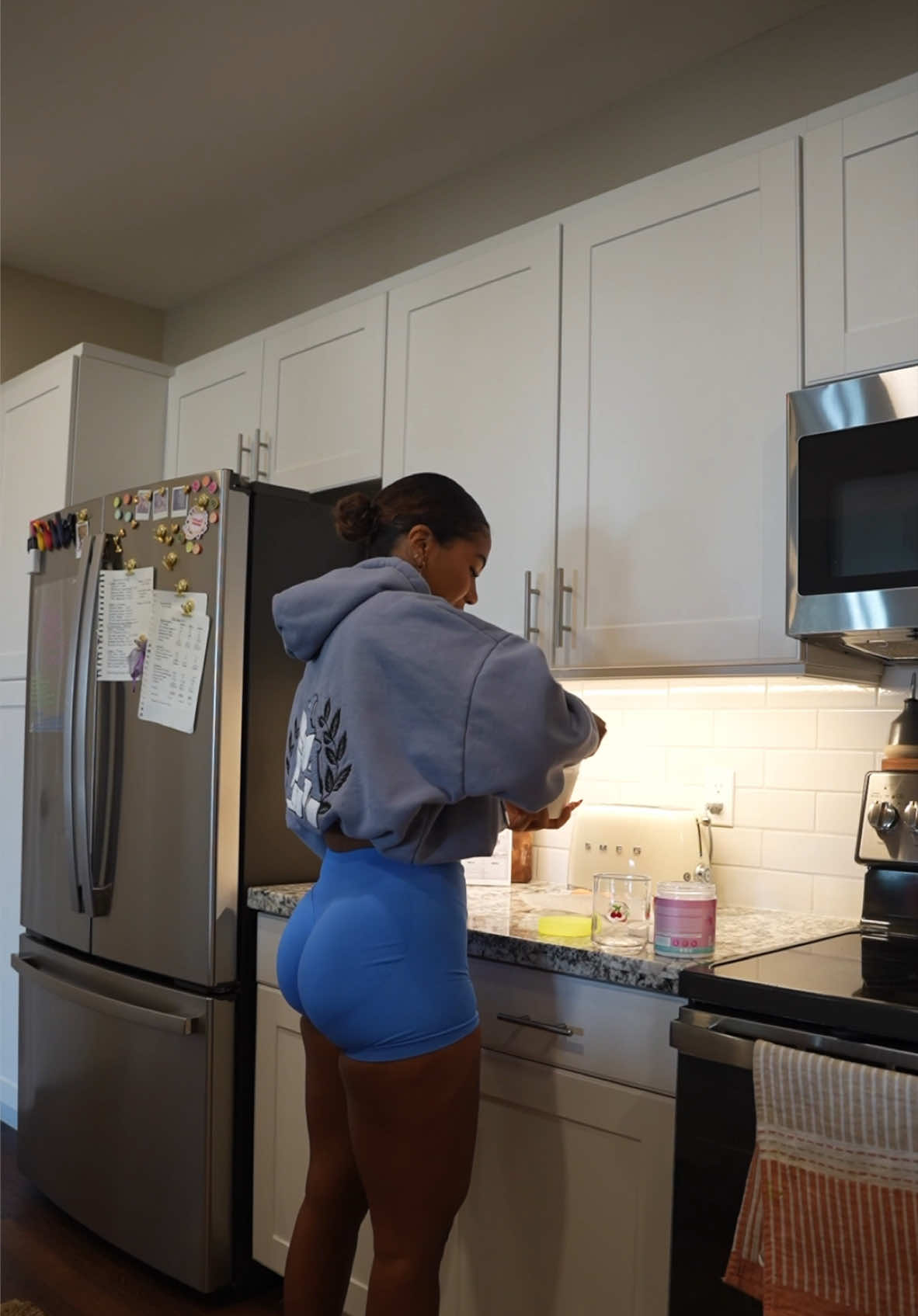 A post by @courtneysarracino on TikTok caption: The gym hates to see me and my slick back bun coming😚👌🏾🎧✨ #gymvlog #gymgirl #micdup #fitnesstok #gymmotivation #gyminspo #melaninfitness 