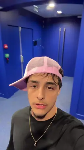 A post by @fugu_fps on TikTok caption: J’ai trouvé un truc bizarre au fond du couloir.. 