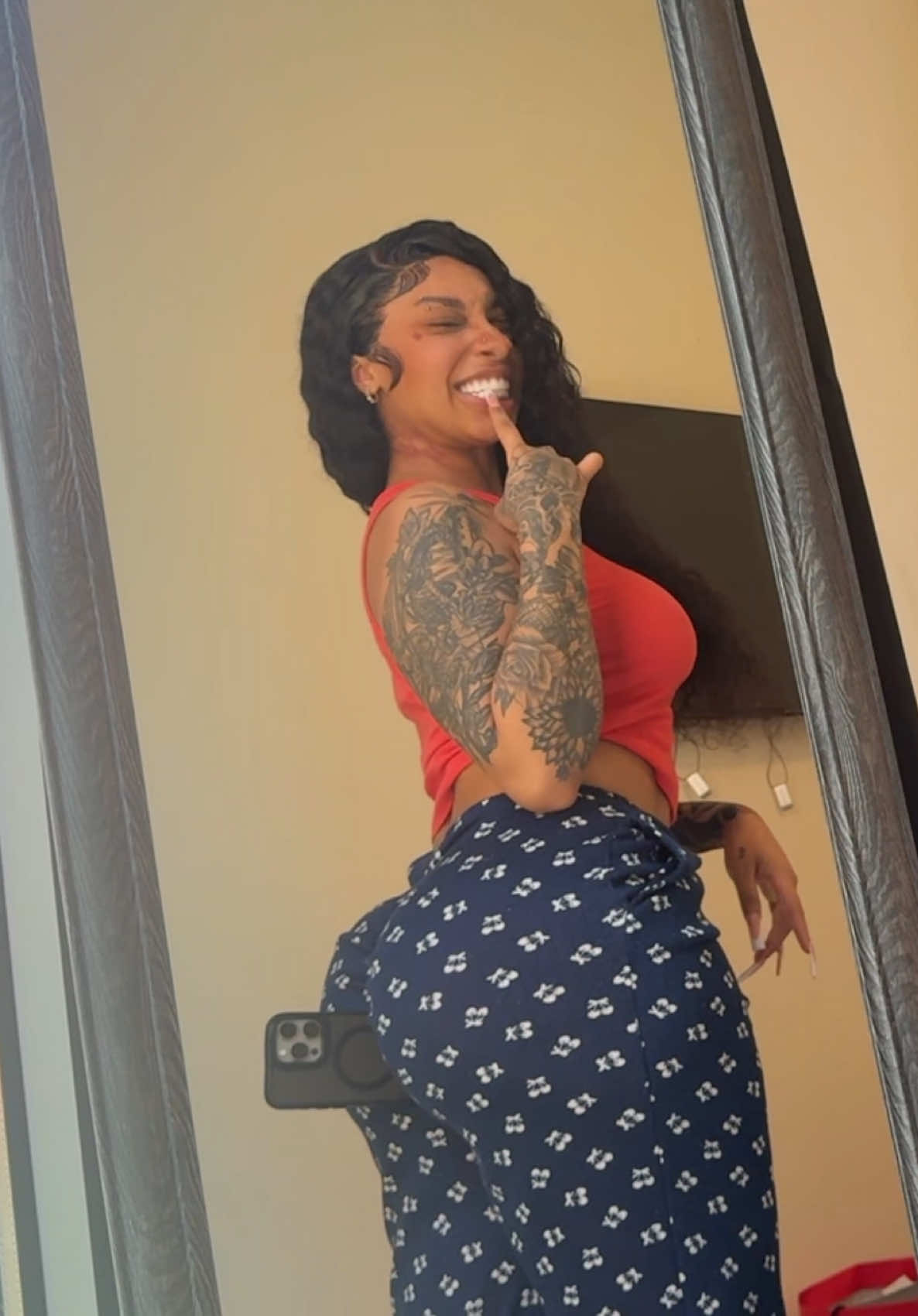 A post by @arlenemc01 on TikTok caption: Encuentra el fallo 👀 ChiquitoNa 🥥 mido 5’2 🤭 siempre cuando mis fans me ven en persona me dicen “pero te hacia mas grande tu si eres chiquita” 🤣