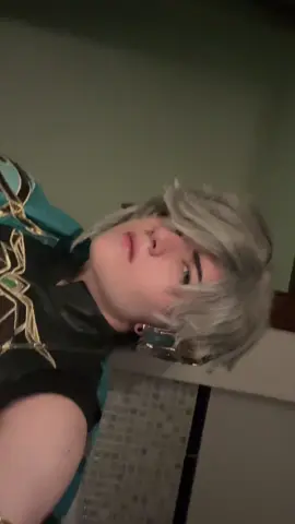 A post by @laistormhrim on TikTok caption: Replying to @🌸Bellemoonlight🌸 🌱 #alhaitham #alhaithamcosplay #hoyoverse #GenshinImpact #genshinimpactcosplay #haikaveh 
