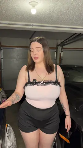 A post by @gueragringa on TikTok caption: Es un buen precio para mi carro? #gringa #humor #lagringa 