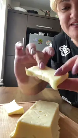 A post by @viki_iwa on TikTok caption: Этот рецепт проверен годами 👌лучший 🧀 #рецептсыра#сыр#вкусноипросто#какприготовитьсырмолоко#рецепты#ВэтотДень 