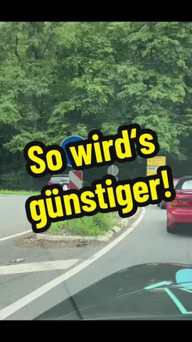 A post by @verkehrsguru_official on TikTok caption: So kannst du die Kosten für den Führerschein deutlich senken. Ihr fahrt auf einem Übungsplatz ganz ohne Stress mit einem menschen, den ihr kennt und bei dem ihr euch wohl fühlt. Komplett ohne Druck #fahrstunden #tipps #lernen #theorieprüfung #autofahren #übungsplatz 