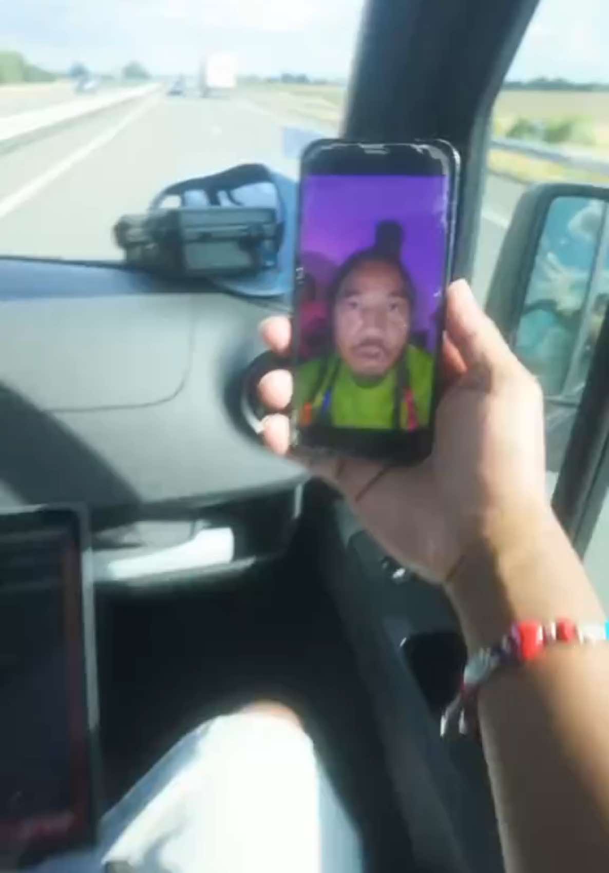 A post by @jyeuhair on TikTok caption: REGARDE LE CIEL 2 #tiktokmusic #freestylerap #NewMusic #Rap #jyeuhair 