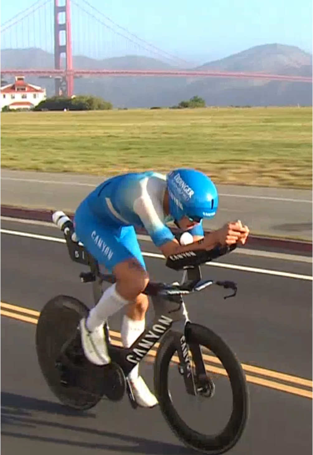 A post by @canyon_bicycles on TikTok caption: 👉 answer: a speedmax  #mycanyon #canyoncfr #canyonspeedmax #speedmax #triathlon #cycling 