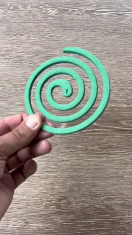 A post by @jonathanconiastuces on TikTok caption: L’ASTUCE de l’été 2025 qui fait fuir moustiques, guêpes et mouches #moustique #mouche #guepe #ete #repulsif 