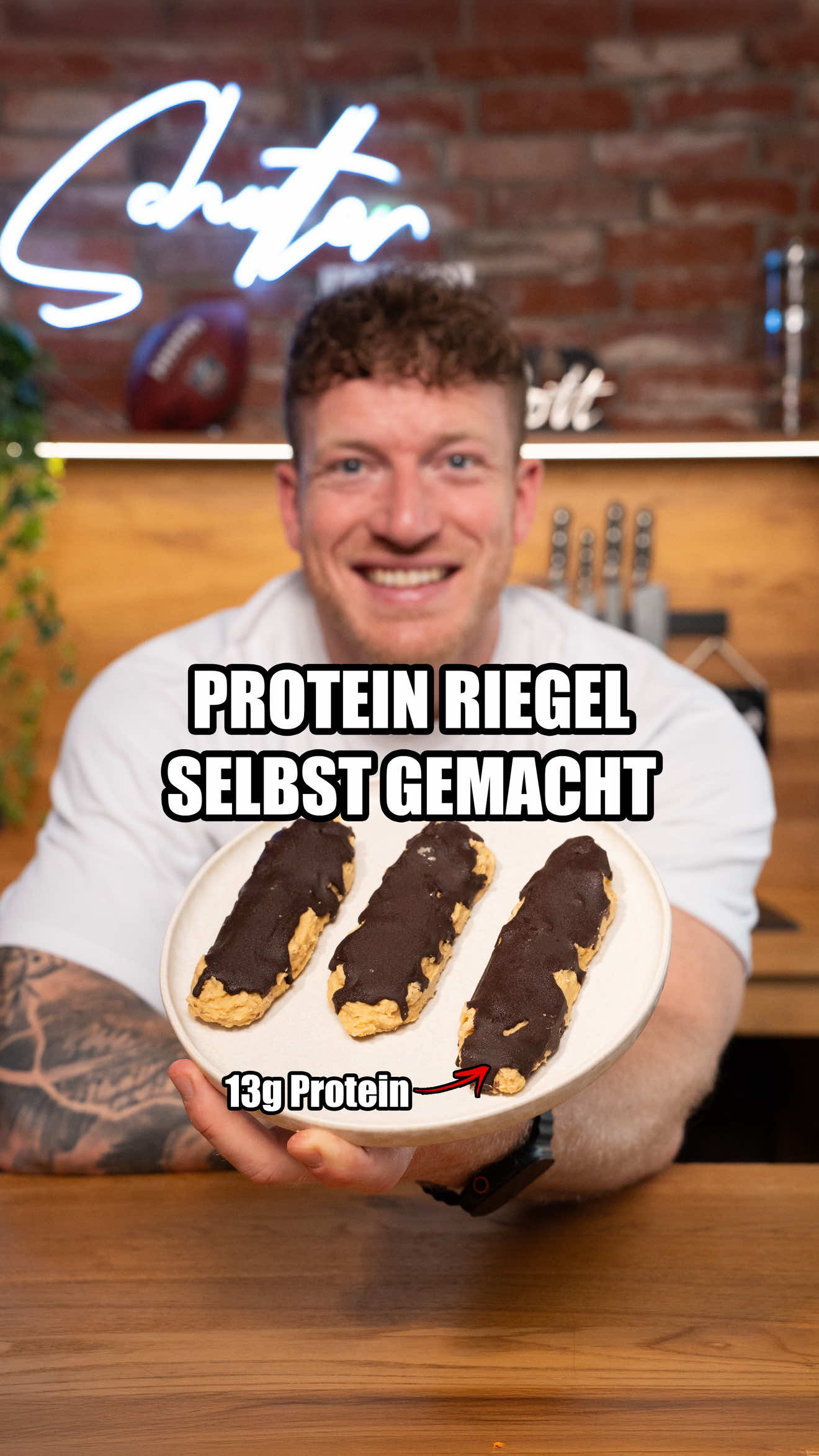 A post by @schmaleschulter on TikTok caption: Selbstgemachte Cookie Dough Protein Riegel! Anzeige Zutaten für 4 Riegel: -1 EL Magerquark -1 EL Erdnussbutter -1 EL Ahornsirup -2 EL Schmelzflocken -30g Whey Protein -265g Kichererbsen -40g Schokolade zartbitter 🔥Und wenn du sie nicht selbst machen möchtest, dann ist ab jetzt der ESN DESIGNER BAR COOKIE DOUGH verfügbar! Mit Code: KAY gibt es auch noch 25% Rabatt!!!! 🔥 Nährwerte pro Riegel: 212 kcal 13 g Protein 21g KH 7g Fett #highprotein #fitnessrezepte #proteinriegel #cookiedough 