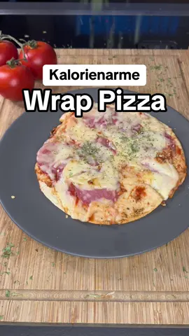 A post by @fitness.compani0n on TikTok caption: 55g Eiweiß - Kalorienarme Wrap Pizza 🍕🔥 Teile das Rezept & Speicher es dir direkt ab, damit du es später nicht suchen musst 💾 Kalorienarm ✅ High Protein ✅  Unter 10 Min Zubereitet ✅ Geisteskrank Lecker ✅ 🔹Nährwerte:  650 kcal  55g Eiweiß 39g KH 29g Fett  🔹Zutaten/ - 2 Protein Wraps - 100ml Passierte Tomaten  - 65g Geflügel Salami - 80g Light Käse - Pizzagewürz . . . #proteinpizza #abnehmen #diät #schnellerezepte #highprotein #fitnessrezept 