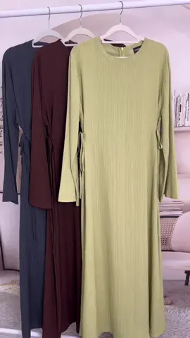 A post by @abayawardrobe on TikTok caption: #abaya #abayadress #forsummer#comfydress #abayastyle #abayafashion #muslim #muslimclothing #eid #tiktokmademebuyit  #spotlight#maydeals #dealdrops #summersale 