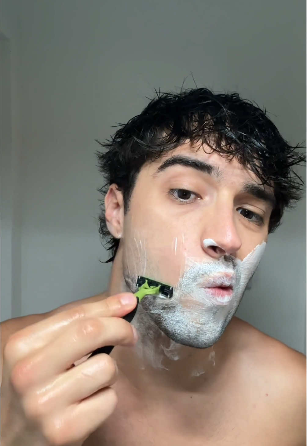 A post by @gianmarcopetrelli on TikTok caption: Cicaplast Baume B5+ di @La Roche-Posay è perfetta per la mia after care skin routine perché favorisce il processo di riparazione della pelle 🤍#LaRochePosay#cicaplast #adv #prontoatuttoconcicaplast