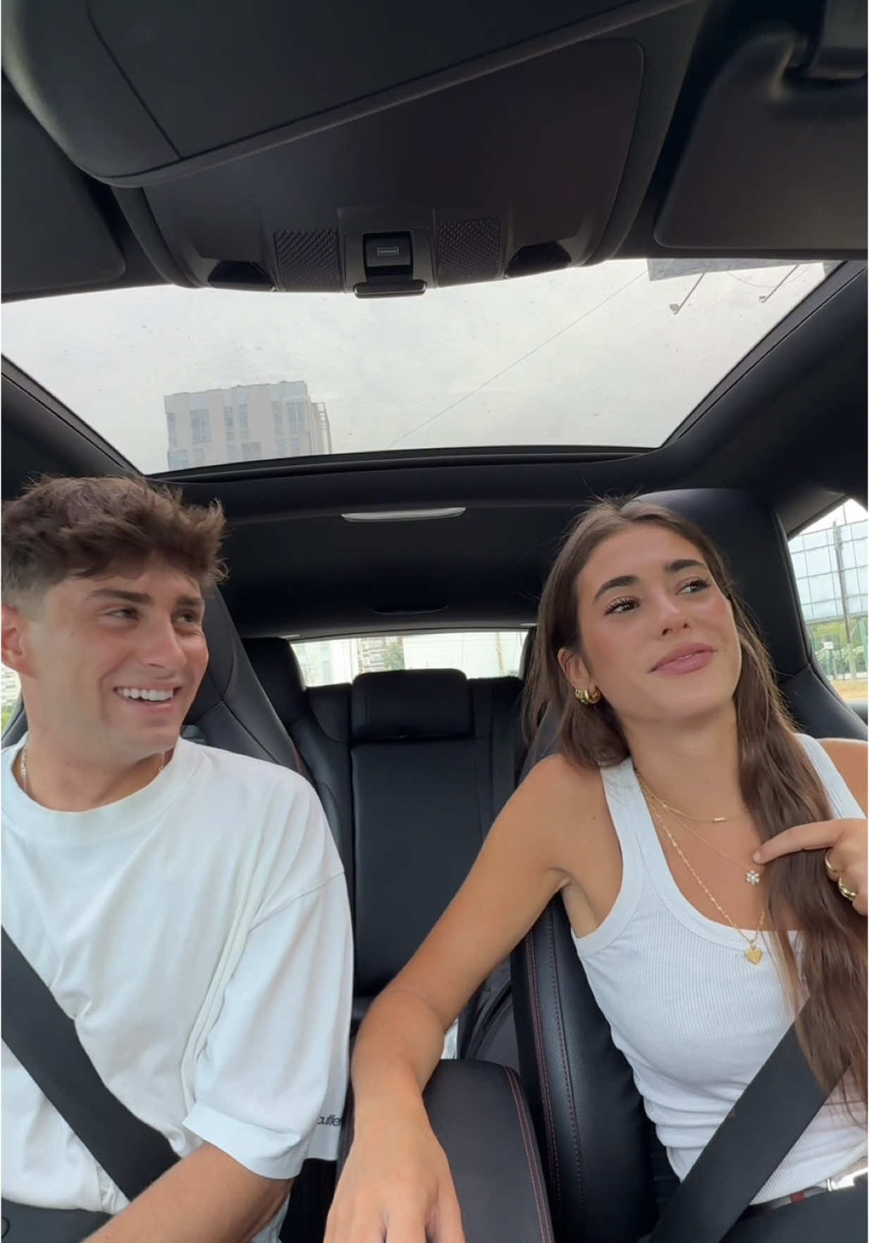 A post by @marinabarrial on TikTok caption: PubIi* Creéis que debería darle todas las botellas  de @fuzetea_es a @Manu Regato para que se las lleve o no? 💚 #INVESTEAGACION #FuzeTea #SaborOriginal
