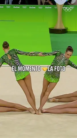 A post by @juegosolimpicos on TikTok caption: 𝐋𝐚𝐬 𝐚𝐫𝐭𝐢𝐬𝐭𝐚𝐬 🤝 𝐄𝐥 𝐚𝐫𝐭𝐞 🖼️  El equipo de Bulgaria fue increíble en su presentación en Río 2016 y la foto para un cuadro. 🇧🇬👏  #JuegosOlímpicos