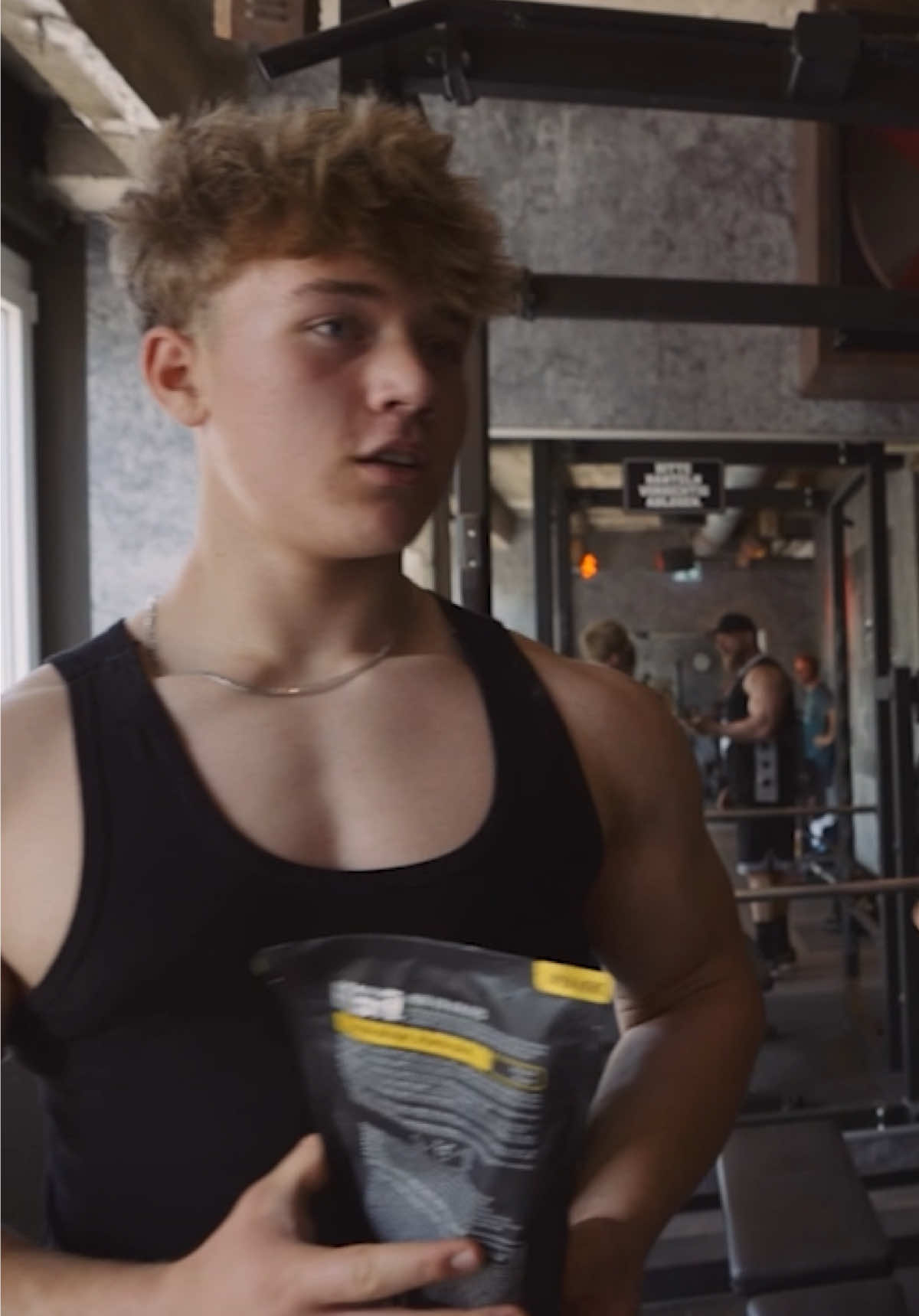 A post by @johannes_luckas on TikTok caption: Jasper ist zwar erst 14 Jahre aber nimmt täglich seine 0,1g Creatin pro KG Körpergewicht. Da er 88kg wiegt nimmt er zwischen 8-10g (einen großen Teelöffel). Ob er seine Mutter im Nachhinein überzeugen konnte es auch zu nehmen? @jasper__calli 