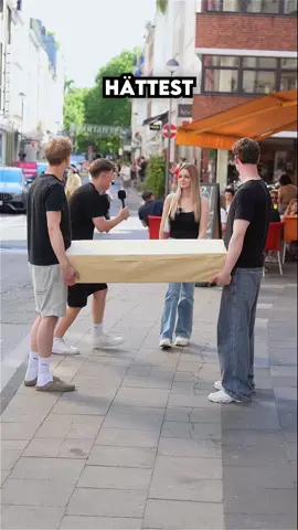 A post by @finnel on TikTok caption: Wer das Paket am längsten berührt bekommt was drin ist 😍💸 #finnel 