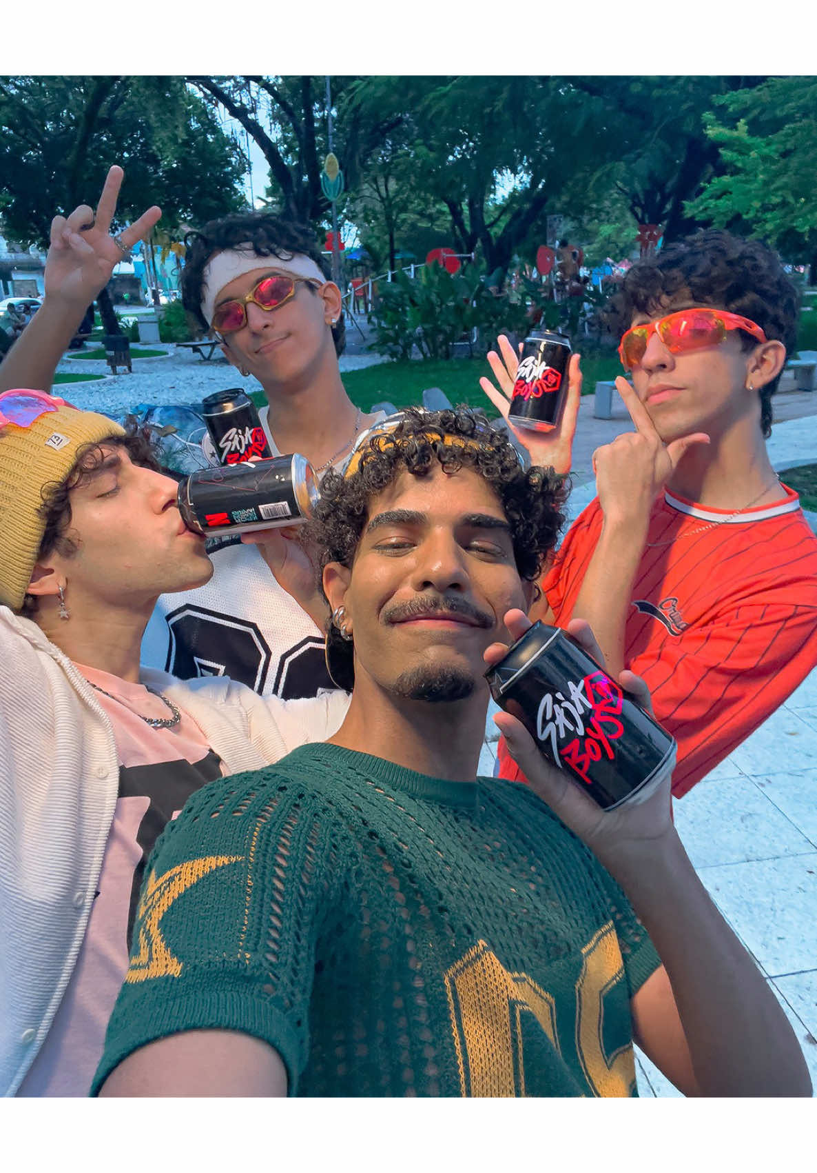 A post by @netflixbrasil on TikTok caption: NEW CRIAS FEAT SAJA BOYS É REAL! 💃 #sajaboys #netflix #netflixbrasil #guerreirasdokpop #kpopdemonhunters #tiktokmefezassistir #guerreirasdokpop