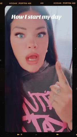 A post by @kittykatberlin on TikTok caption: Benutzt den Sound und bekommt ein Duett ❤️👑 #song #new #2025 