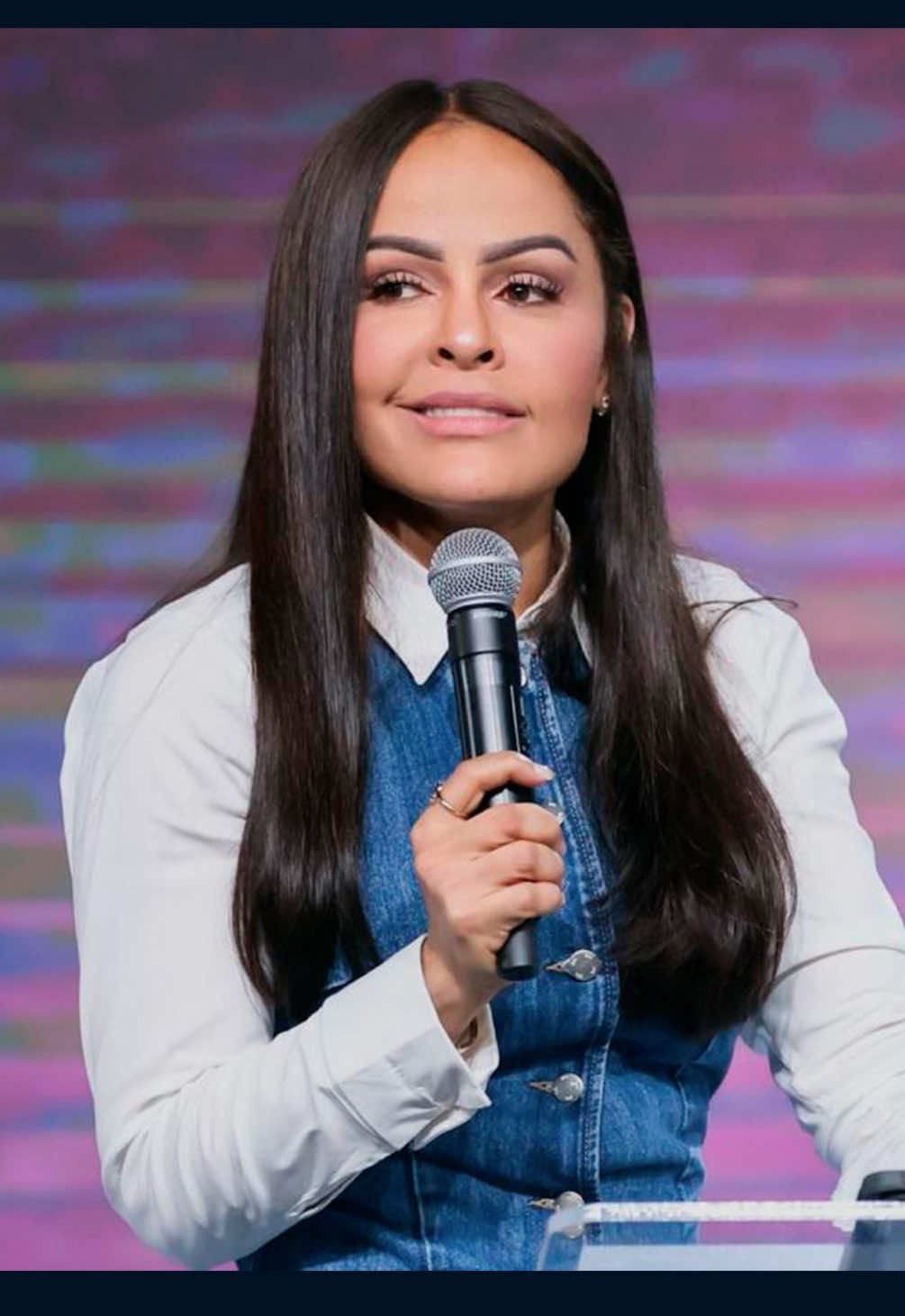 A post by @yeseniathenoficial on TikTok caption: AVECES LA MEJOF FORMA DE GANAR UNA DISCUSIÓN ES HACIENDO SILENCIO 🤫  #yeseniathen #dios #parati #tiktok #silencio #palabra 