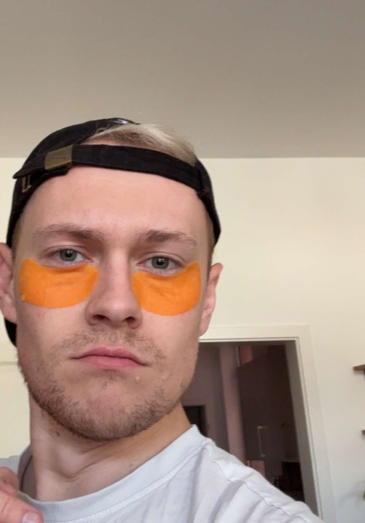 A post by @jorissava on TikTok caption: Ich finde wir machen das ganz schön gut dafür, dass so viel passiert#jorissava 