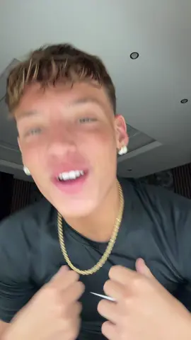 A post by @domenicoespositooo_ on TikTok caption: nun m può assumiglià 😁