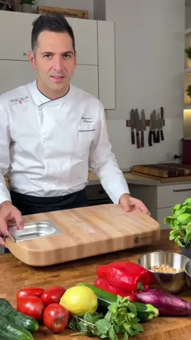 A post by @sebastian_fitarau on TikTok caption: Insalata di ceci  🥗🍴 ingredienti x4: 300g ceci cotti in precedenza  4 pomodori perini 2 cetrioli medi 1 peperone rosso 1 zucchina media solo il verde 1 cipolla di Tropea media il succo di 1 limone 300g mozzarelline Menta fresca q.b. Basilico fresco q.b.🌿 olio q.b. sale q.b. pepe q.b. Buon Appetito!  Chickpea Salad Ingredients for 4 servings: - 300g cooked chickpeas - 4 roma tomatoes - 2 medium cucumbers - 1 red bell pepper - 1 medium zucchini (only the green part) - 1 medium Tropea onion - Juice of 1 lemon - 300g small mozzarella balls - Fresh mint to taste - Fresh basil to taste - Olive oil to taste - Salt to taste - Pepper to taste Enjoy your meal! . . . #insalata #ceci #mozzarella #pomodoro #zucchine #estate #sebastianfitarau #chef #ilgustodellasemplicità 