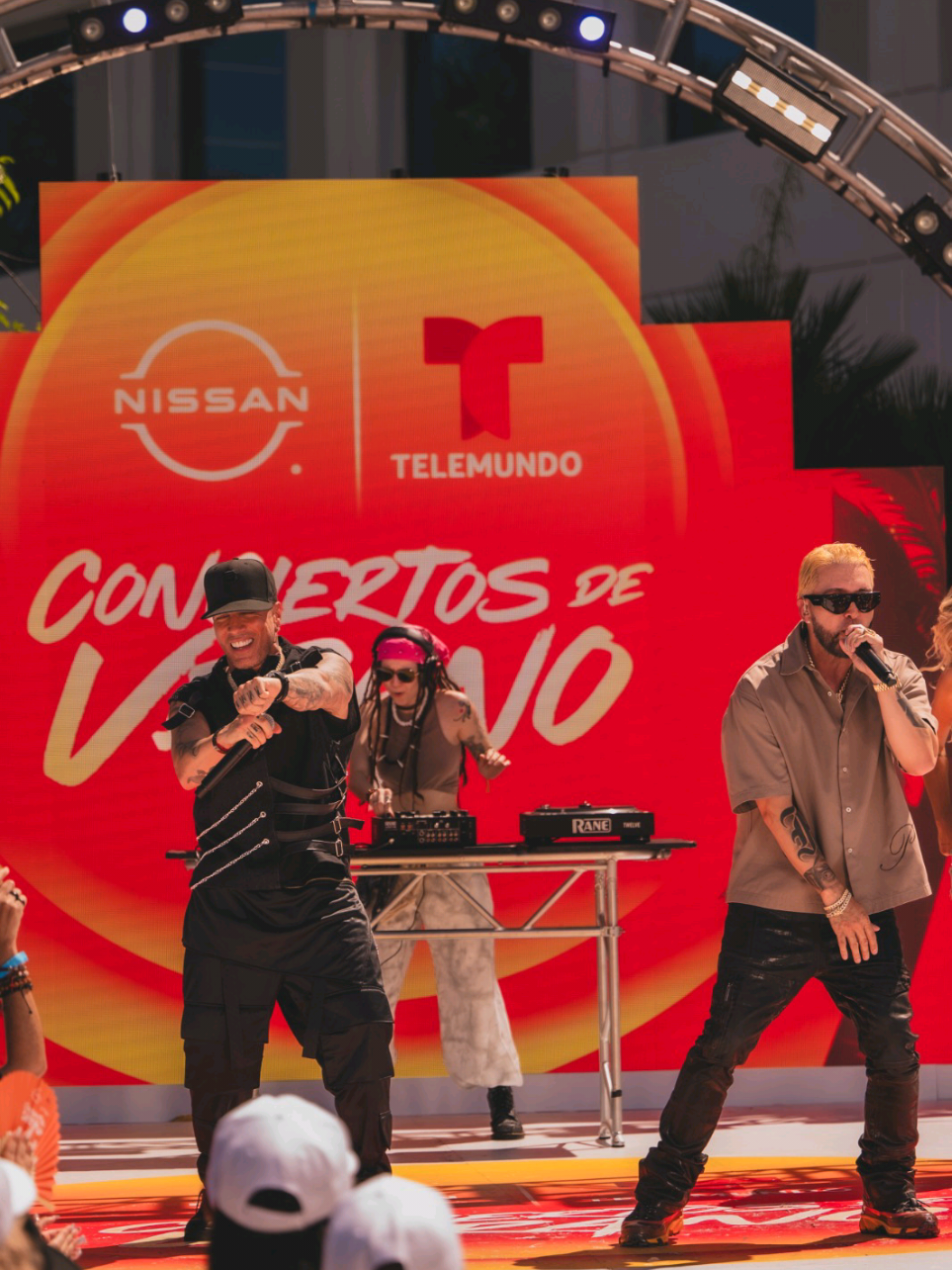 A post by @telemundo on TikTok caption: ¿Quién no ha tenido una Carita Triste por amor? Alexis y Fido encendieron el escenario de #NissanConciertosdeVerano con ese flow que nunca falla 🎶🔥 Patrocinado por @NissanUSA