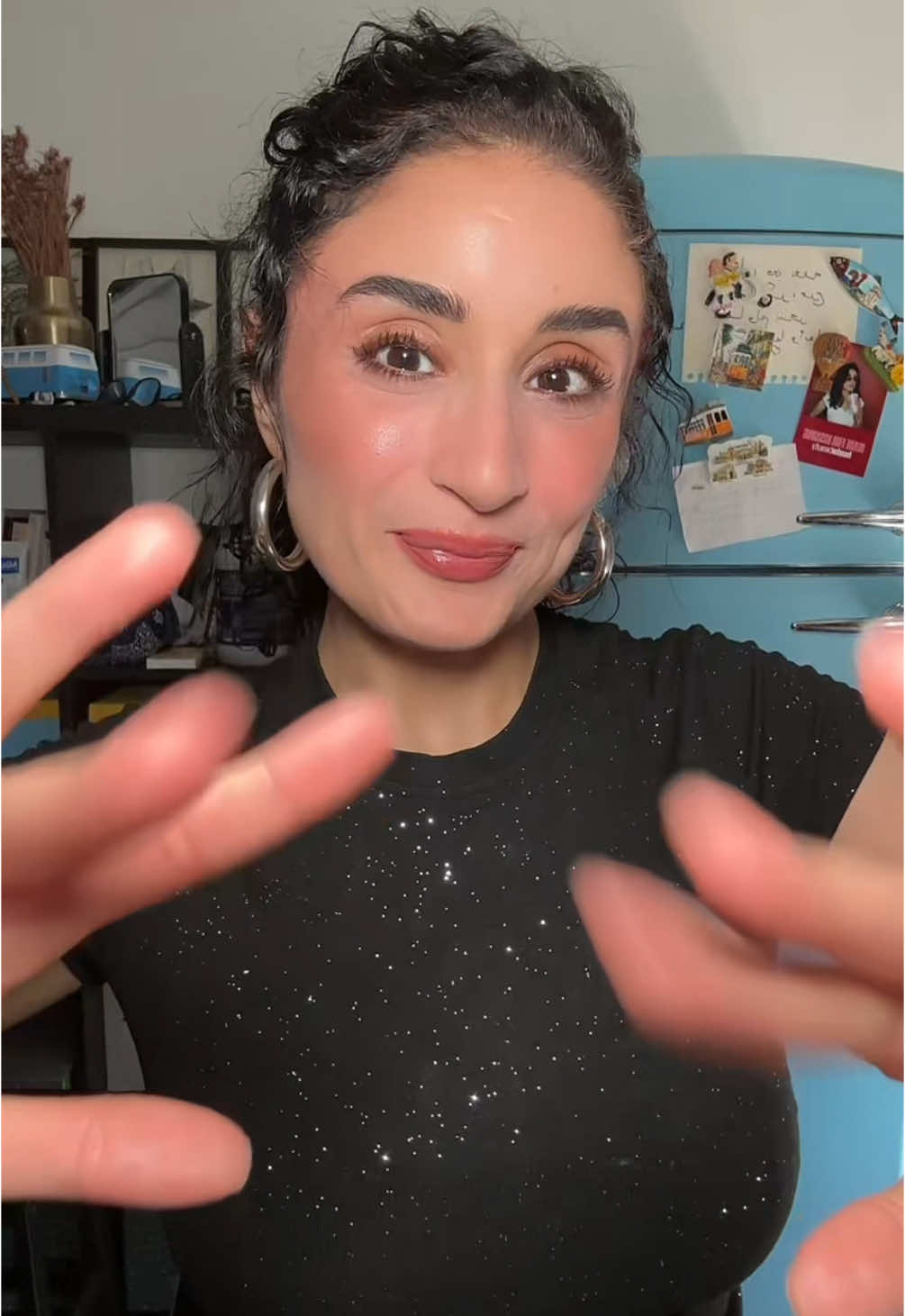 A post by @nejlaa_belh on TikTok caption: J’ai essayé la barrette banane sur mes cheveux bouclés et le résultat est ✨✨✨ Qu’en pensez-vous les gazelles 🥹🩷 #beauty #makeup #makeuptransformation #lightsummermakeup #bananaclip #hair #coiffure #haileybieber 