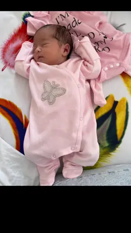 A post by @isa.isabella1 on TikTok caption: La mulți ani, iubita mea fiică, primul meu dar de la Dumnezeu! Astăzi, inima mea este plină de emoție, pentru că sărbătoresc nu doar ziua ta de naștere, ci și ziua în care am devenit MAMA pentru prima oară❤️. Tu ești începutul meu ca mamă, începutul unei iubiri cum n-am mai simțit niciodată. Ai fost prima mea teamă și prima mea speranță, primul zâmbet care m-a topit și primul plânset care mi-a sfâșiat sufletul, pentru că fiecare lacrimă a ta era și a mea. Ești primul meu copil, prima mea minune, prima bătaie de inimă în afara trupului meu.  Te iubesc cu o iubire pe care niciun cuvânt n-o poate descrie. M-ai învățat ce înseamnă să fiu părinte, m-ai făcut să cresc odată cu tine, să simt, să lupt și să iubesc mai profund ca niciodată. Îți doresc o viață plină de lumină, zâmbete și curaj. Să nu uiți niciodată cât de specială ești și cât de mult te prețuiesc. Oriunde vei merge, eu voi fi mereu alături de tine — cu inima, cu gândul, cu toată dragostea mea. Tu m-ai învăța să fiu MAMA 🤍  Tu mai învață să devin ce mai bună versiune a mea❤️