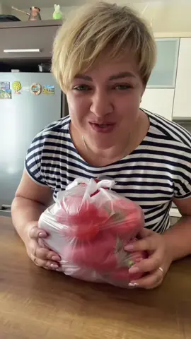 A post by @viki_iwa on TikTok caption: Один из веуснейших рецептов перца на зиму#ВэтотДень #назиму#хрустящийперец#заготовкиперца#салат#рецептывики#домавкусно Ингредиенты на 1 л воды  Сахар 200 г  Соль 60 г  Масло растительное 200 мл  Уксус 150 мл 9%  Перец 2 кг  Чеснок  Перец горошком 