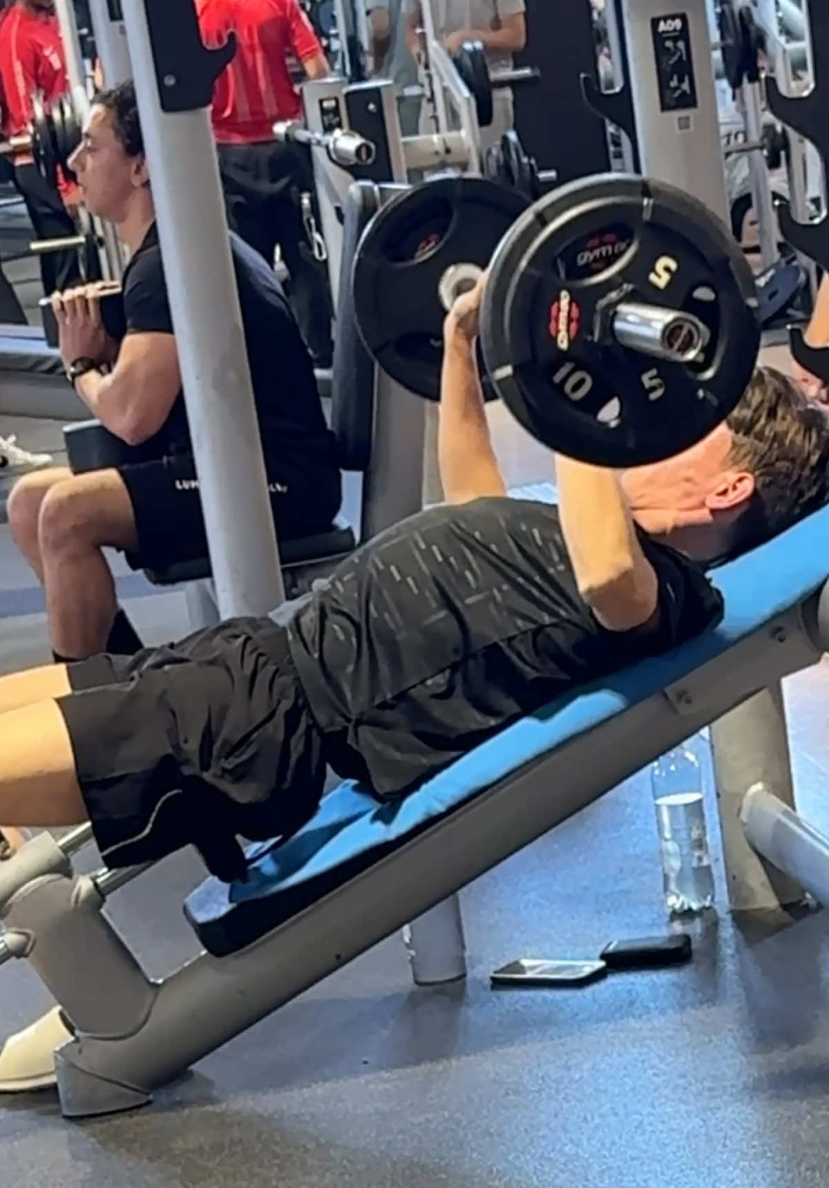 A post by @johannes_luckas on TikTok caption: Go right - go light! Richtige Technik kommt immer zuerst. Du musst Dein Ego nicht zuhause lassen, aber „baue es auf“ indem Du Gewichte mit sauberer Technik bewegst! Das hilft dann wiederum auch beim Muskelaufbau und Deine Gelenke werden sich auch darüber freuen🤝