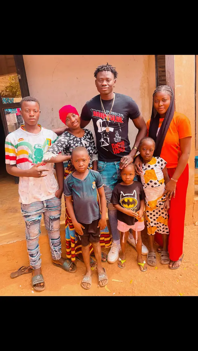A post by @tah_guemzy_oficial on TikTok caption: #Barcelona❤️🇪🇸🇲🇱✈️ je suis fier💪💪 @tah_guemzy_oficial  @tah_guemzy_oficial courage mes frères✊💪