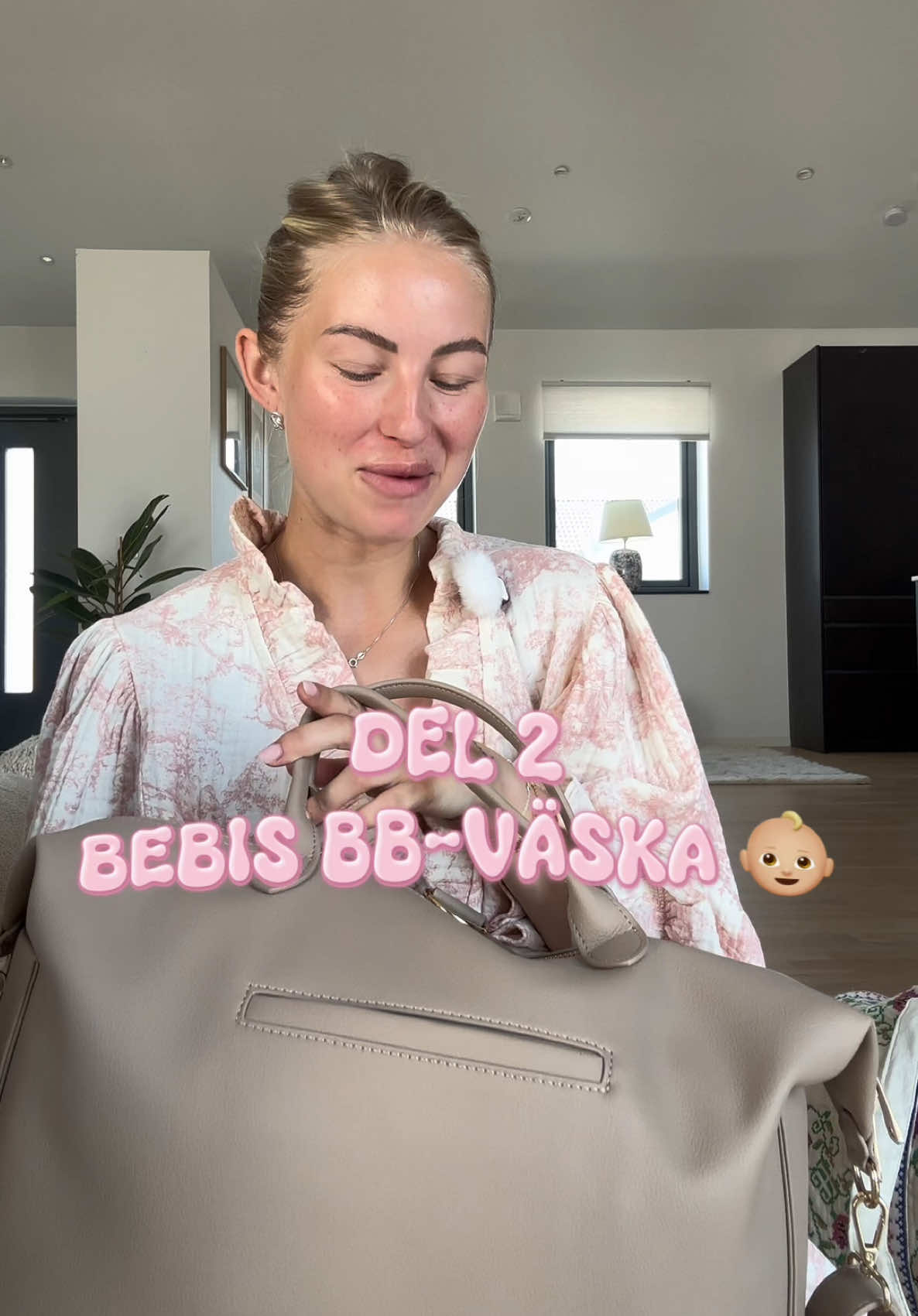 A post by @nattid on TikTok caption: Lilltjejens BB-väska🏩🌷 känns som jag packat förlite till henne 💕👶🏼