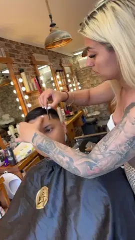 A post by @r00xanna on TikTok caption: @Ionela @brunetu @thebarberstudio 