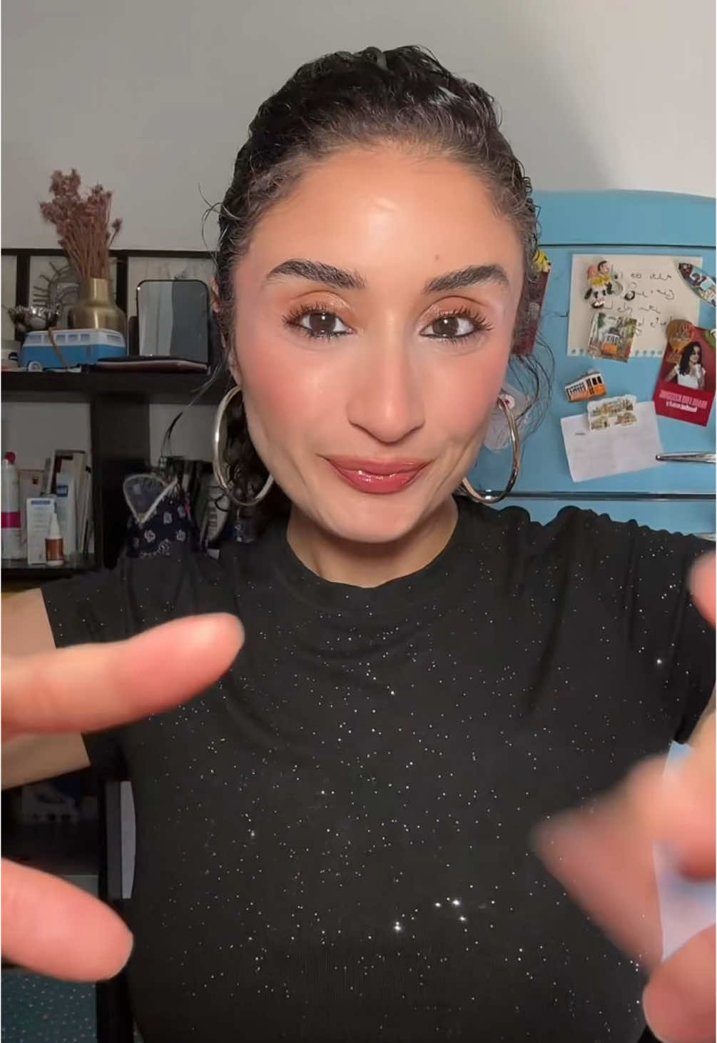 A post by @nejlaa_belh on TikTok caption: Un GRWM en brrr 🥶🧊 Ma meilleure routine pour le moment 🩵 #icebath #skincare #beauty #makeup #hair 