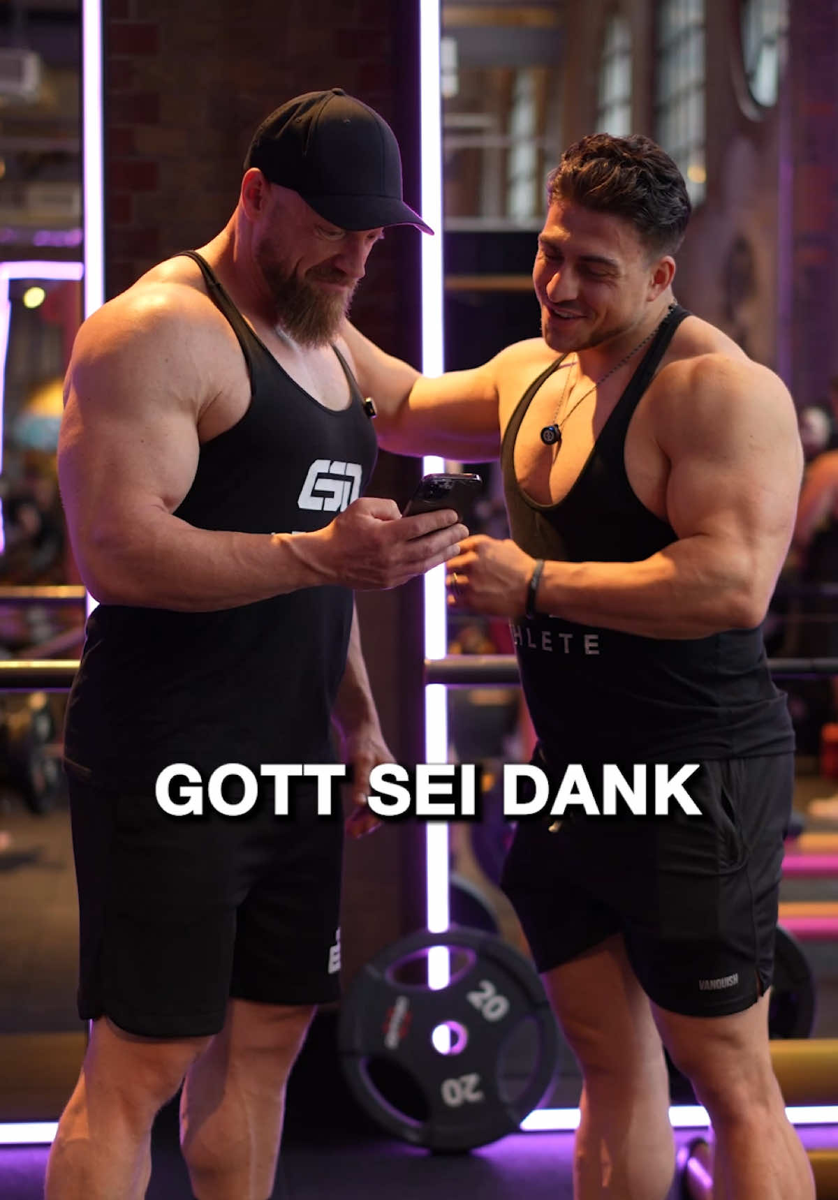 A post by @johannes_luckas on TikTok caption: Anzeige - Pubertier Johny ist mittlerweile 18 Jahre und hat Papa Johannes, und seine Mutter vom Creatin überzeugt🤝  Wenn wir Euch auch endlich überzeugen konnten dann schlagt jetzt nochmal bei der ESN Week zu und spart 30% auf unser Creatin Ultrapure, mit Code: Johannes🙋🏼‍♂️ Nur noch bis morgen 23.59 Uhr🕚 @Johnesen Münster 