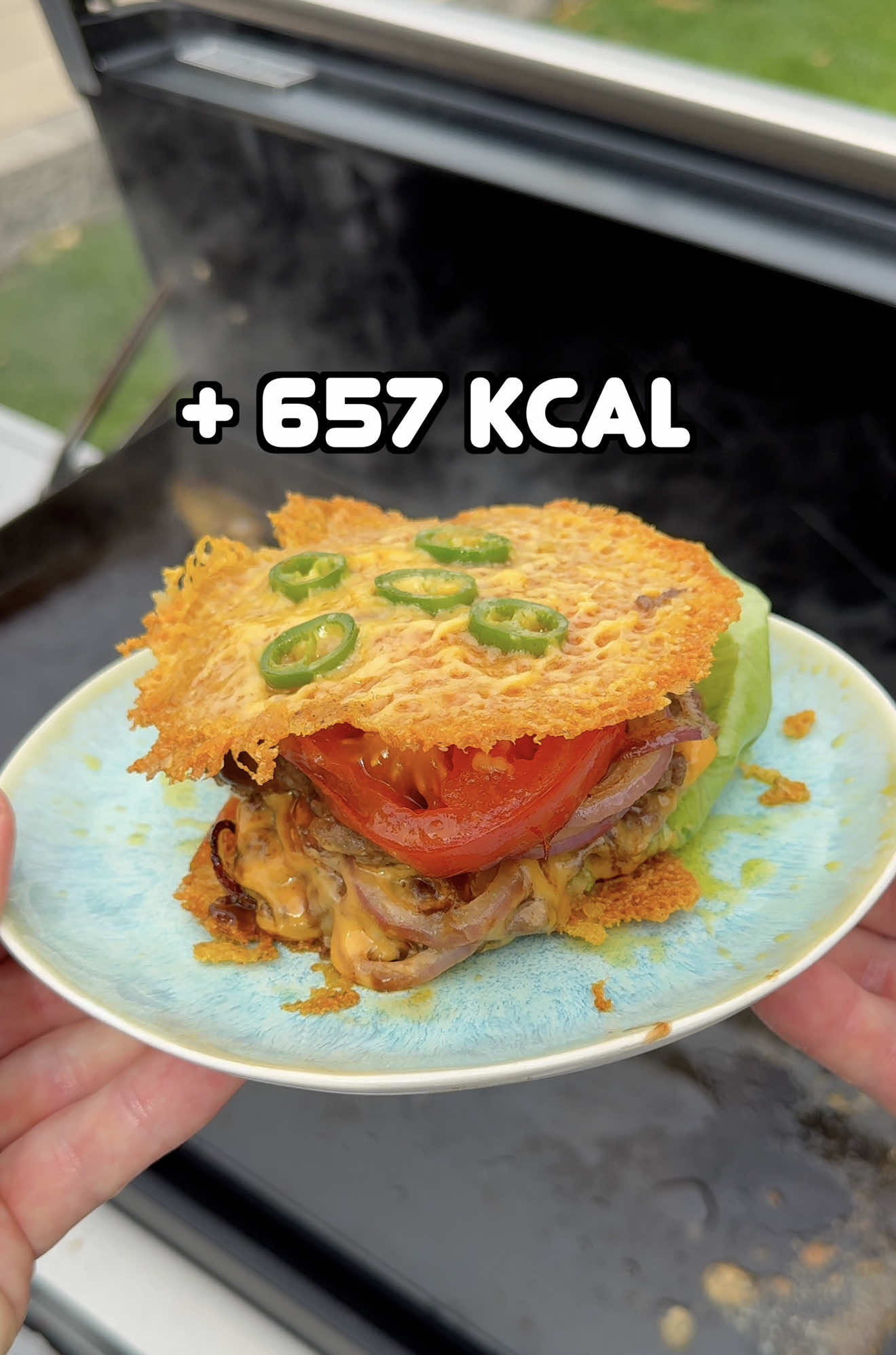 A post by @schmaleschulter on TikTok caption: Lohnt sich der Burger?🤔 #burger #highprotein #lowcarb #grillen 
