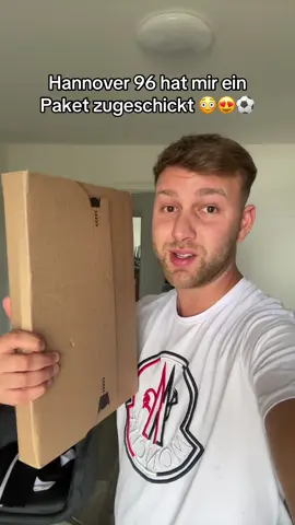 A post by @saaliimo on TikTok caption: Danke nochmal an @Hannover 96 🖤🤍💚 | Jetzt kann die Sasion losgehen! #fyp #hannover96 
