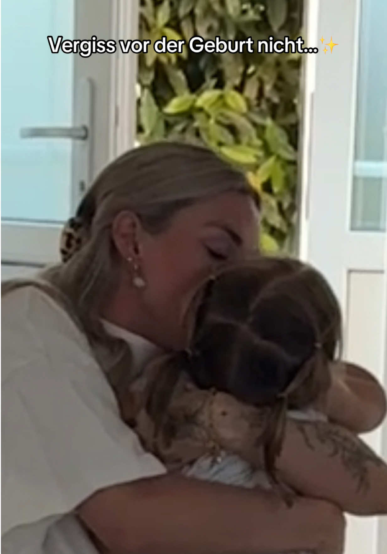 A post by @aliciasmumlife on TikTok caption: Vergiss nicht, dein kleinstes Mäusschen fest in den Arm zu nehmen, bevor es los zur Geburt geht.  Sauge den Moment nochmal fest ein und schau in dieses kleine perfekte Gesicht. Speicher diese Erinnerung fest ab.  Sobald du diese Tür verlässt und dich auf dem Weg machst um „das neue Baby“ zur Welt zu bringen, wird dieses Kind zum großen Geschwisterchen. Nie wieder wird es dir so klein vorkommen, wie in diesem letzten Moment. Ganz im Gegenteil… wenn da wirklich ein neugeborenes Baby zuhause ist, siehst du, wie groß dieses Kind schon geworden ist. Was es alles gelernt hat und wieviel Zeit einfach vergangen ist. Ella war bis zu dem Zeitpunkt immer meine kleine und jetzt sehe ich erst wie groß sie eigentlich geworden ist. Ich bin unendlich stolz auf sie und im Herzen sehe ich immer diese kleinen Würmchen, wenn ich jedes meiner Kinder anschaue.  Ich bin froh noch daran gedacht zu haben, diesen Moment zu haben, mich innerlich davon zu „verabschieden“ das sie die kleinste. Bei Mia hat es mich überrannt, ich kam mit Ella nach Hause und sie kam mir riesig vor. Das war erstmal schwer zu verarbeiten…  Auch wenn es jetzt ein leichterer Übergang war, eins hatte beides gemeinsam: Es zeigt mir ganz deutlich, dass die Zeit mit unseren Kindern begrenzt ist. Diese kleinen Babys werden richtige Erwachsene und wir sind nur die Wegbegleiter für diese gewisse Zeit. Es gibt anstrengende Tage und herausfordernde Phasen als andere, aber vor allem ist es eine ganz besondere Zeit. Die Zeit unseren Kindern beim aufwachsen zuzusehen. Diese sollten wir schätzen und das schönste aus diesem besonderen Lebensabschnitt machen. ❤️ #aliciasmumlife #mamaleben #schwanger #geburt #fy #fyp #viral 