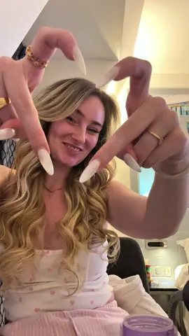 A post by @marie.akashaa on TikTok caption: Je le brules mes chveux mais je dead ça 🤓