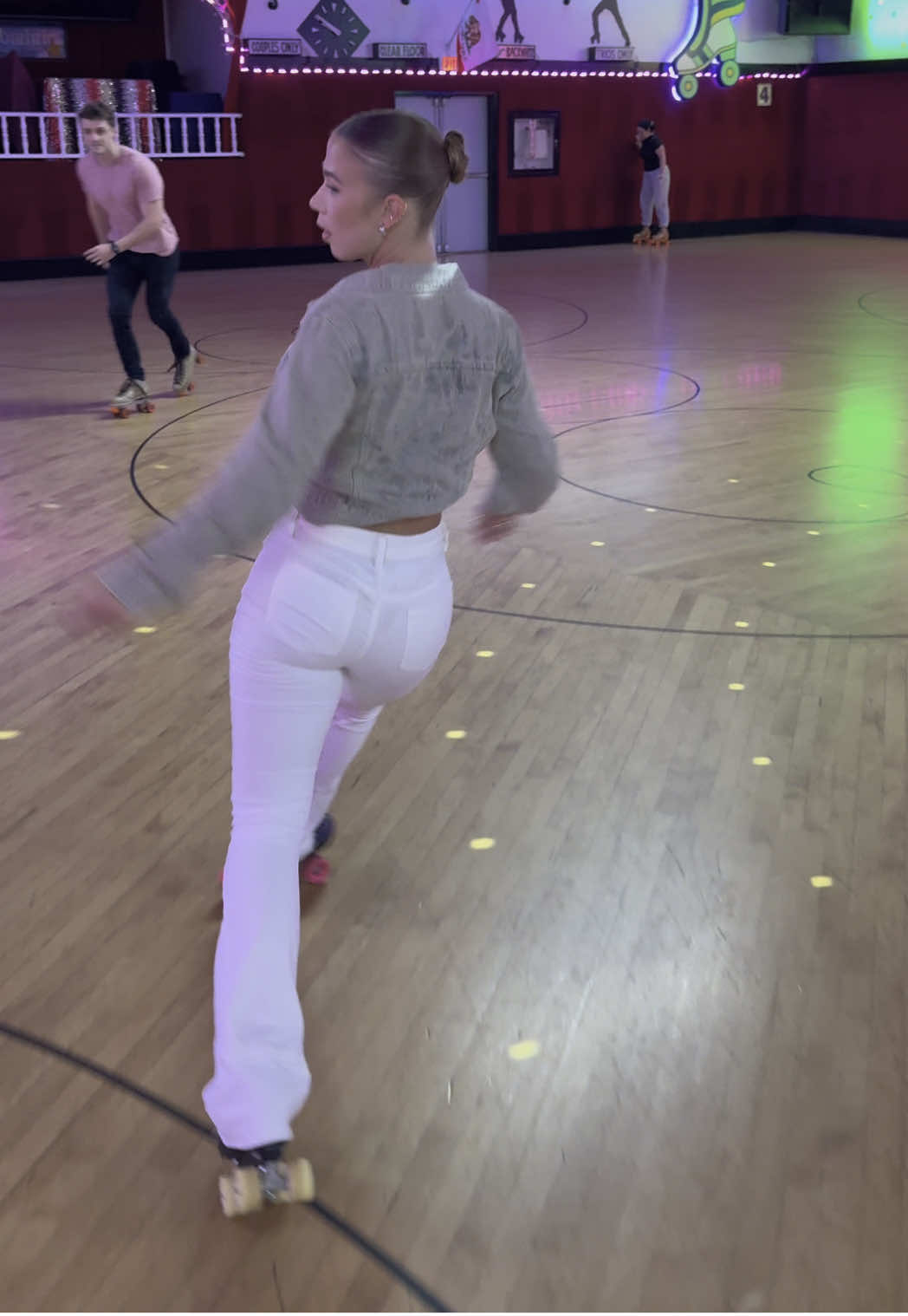 A post by @binnnaaa22 on TikTok caption: Love me some t-pain🛼❤️ #roller #rollerskating #rollerrink #rollerskate #skatergirl #skater #skate 