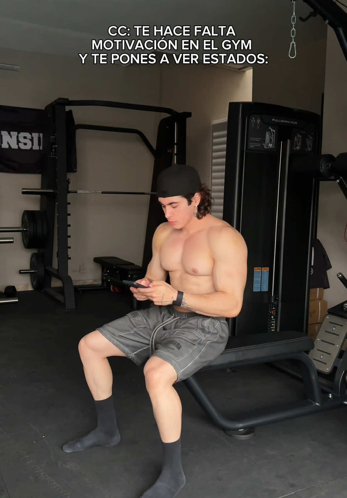 A post by @carlosbelcast on TikTok caption: Me lo recomendó un compa  🦈 @gymshark /(BELCAST10)  🔥 @getrawnutrition / (BELCAST) 💊 @revivemd / (BELCAST) 🧊 @rgmntco / (BELCAST) 💪 @ironsidemexico / (BELCAST)